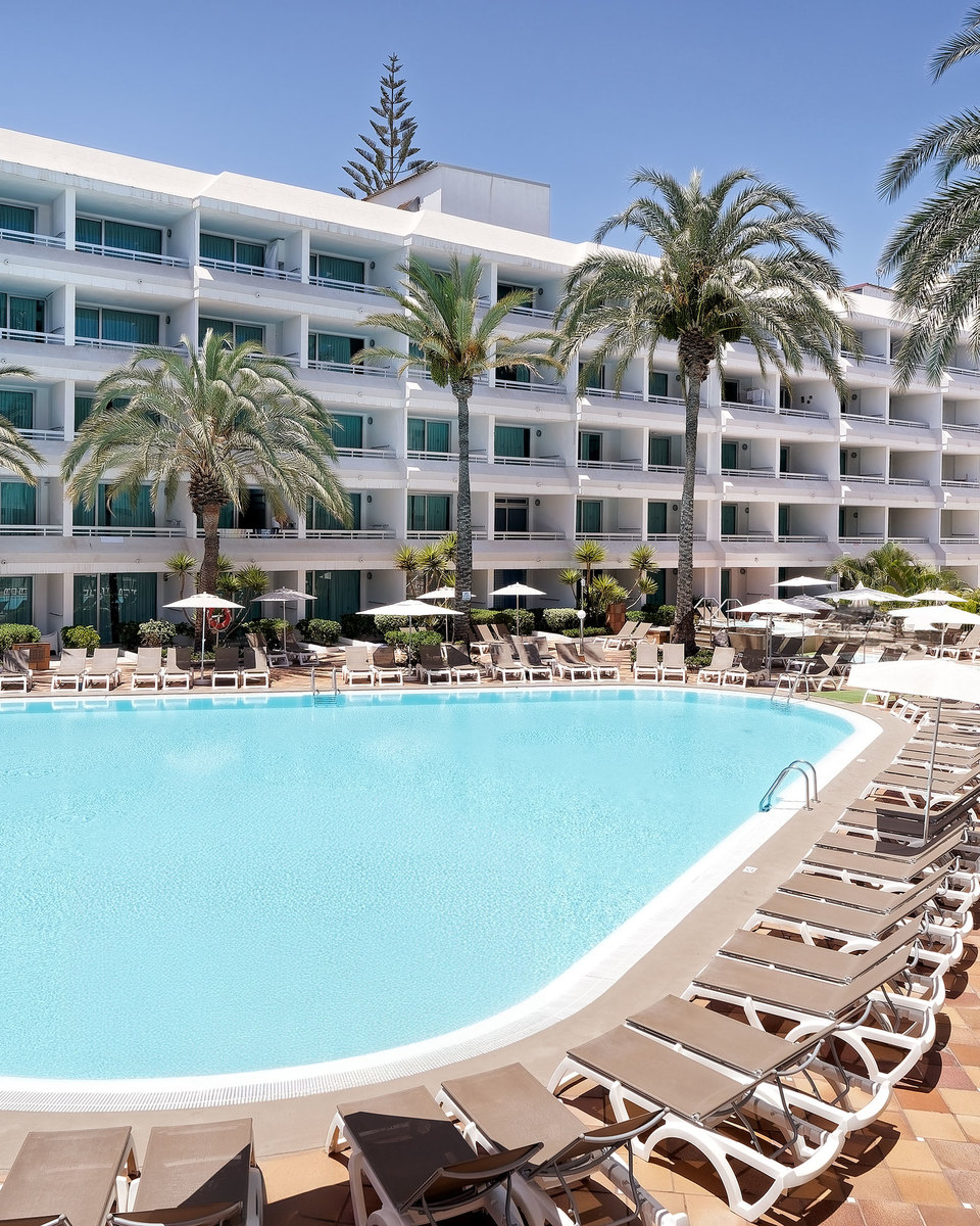 Luxe zwembad met palmbomen